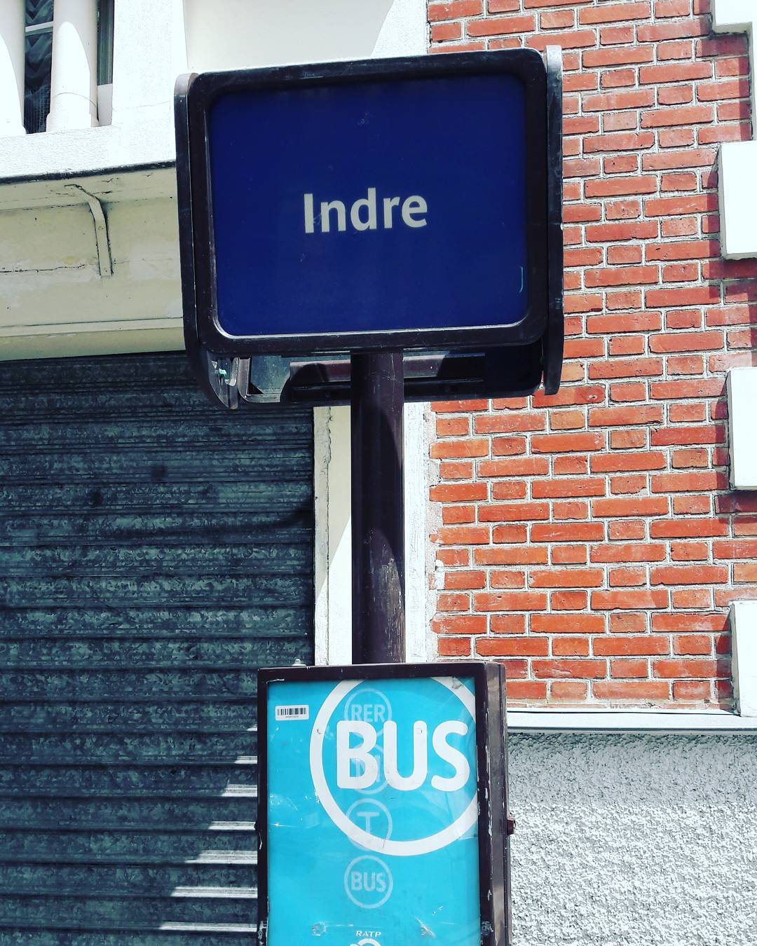 Station de bus à Paris J attends pour rentrer à la campagne #indre #paris #bus #autobus #street #city #weekend #france #instagood #picoftheday #rue #urban